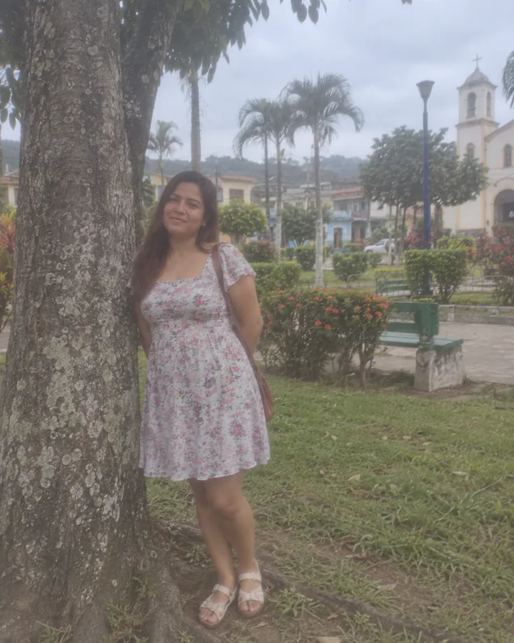 Árbol de la plaza · Mujer