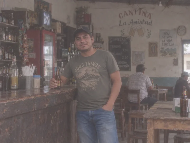 Cantina de pueblo · Hombre