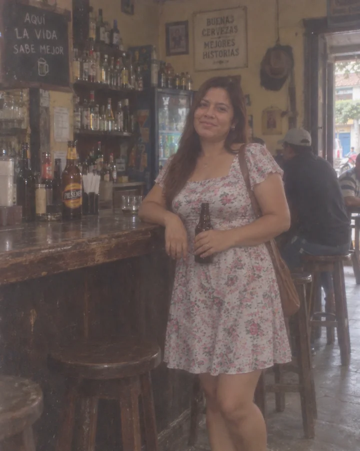 Cantina de pueblo · Mujer