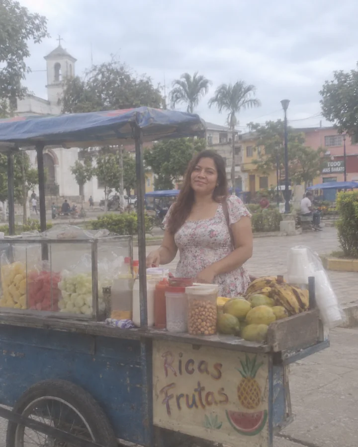 Carrito de frutas · Mujer