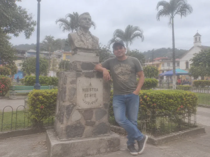 Monumento de pueblo · Hombre